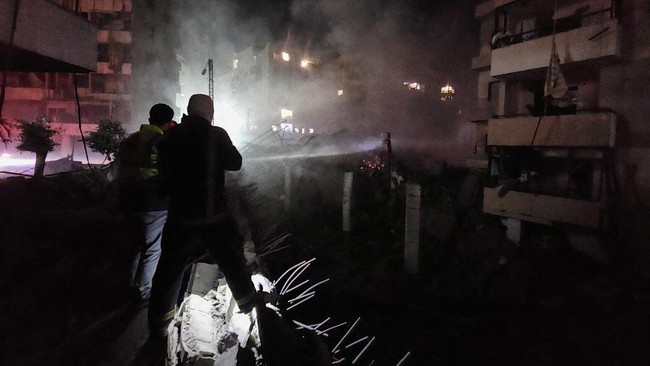 Dini Hari Jelang Iduladha, Israel Bombardir Beirut Selatan Serangkaian serangan udara Israel menghantam pinggiran selatan Beirut pada Kamis (5/6) malam.