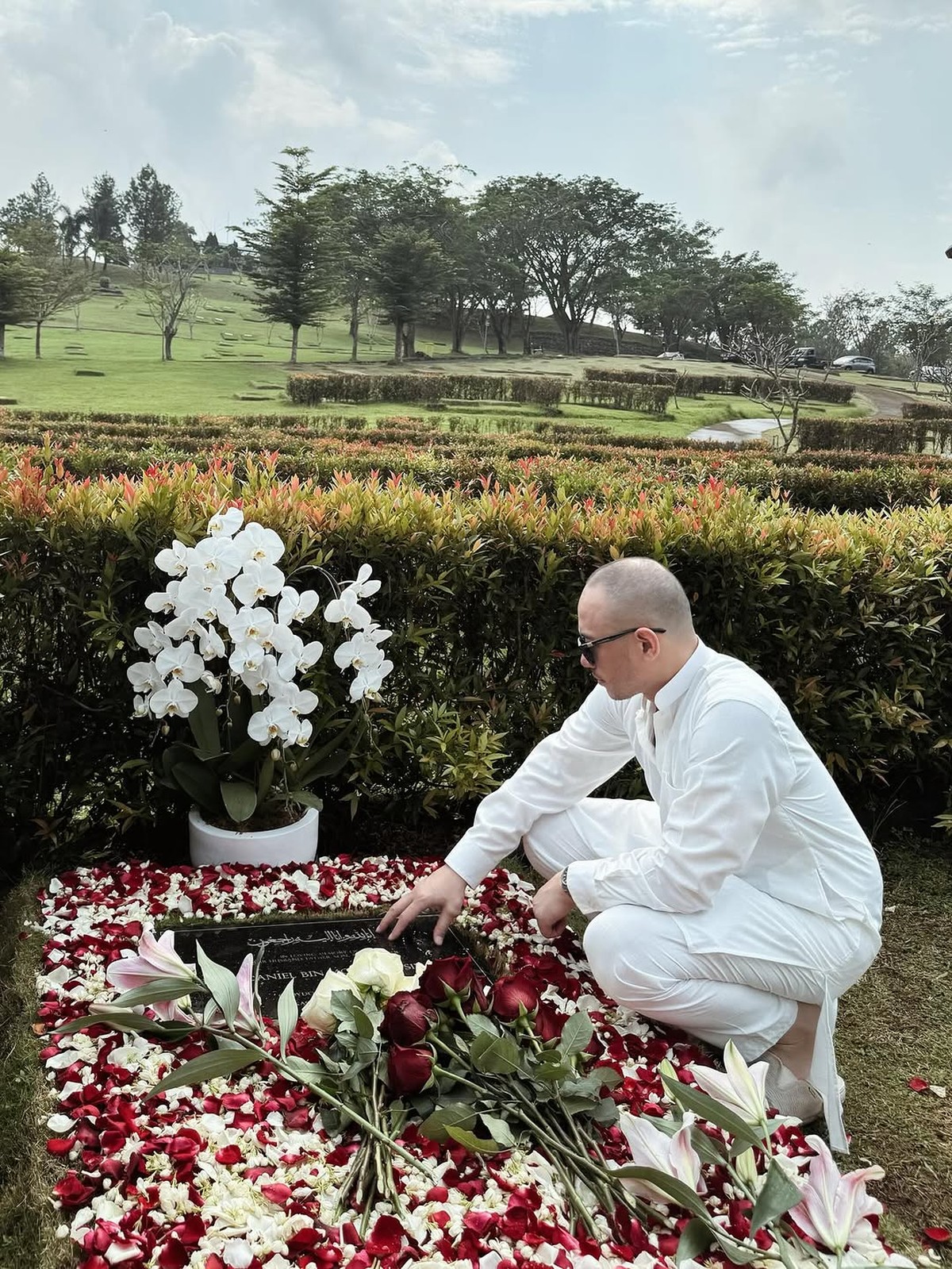 Lebaran Iduladha&comma; BCL & Tiko Aryawardhana ziarah ke makam Ashraf Sinclair