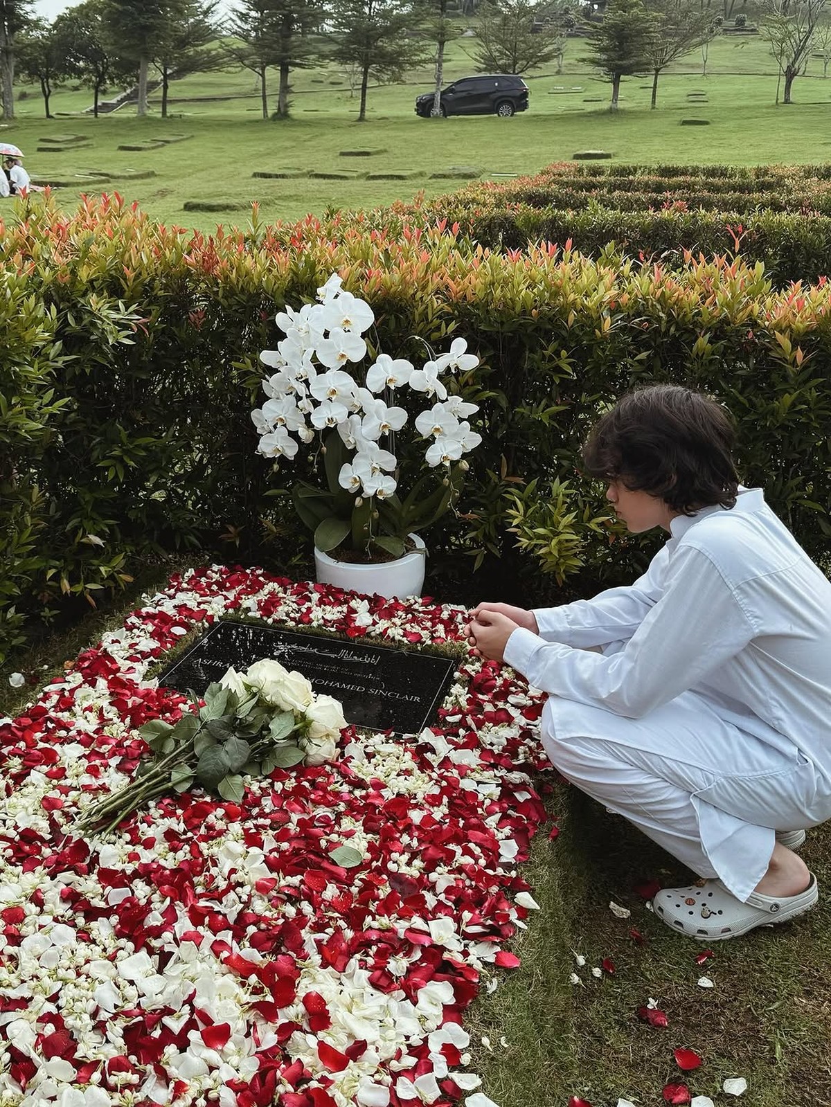 Lebaran Iduladha&comma; BCL & Tiko Aryawardhana ziarah ke makam Ashraf Sinclair