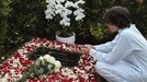 Lebaran Iduladha&comma; BCL & Tiko Aryawardhana ziarah ke makam Ashraf Sinclair