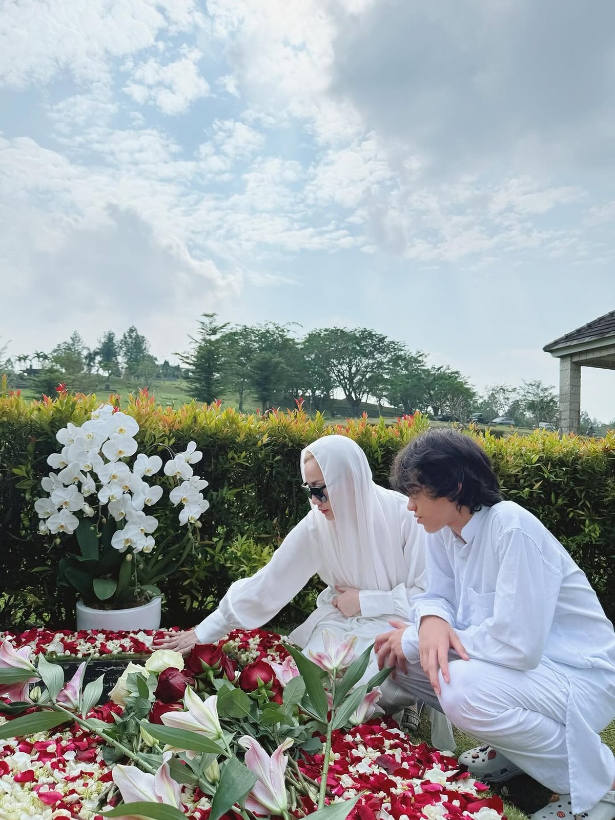Lebaran Iduladha&comma; BCL & Tiko Aryawardhana ziarah ke makam Ashraf Sinclair
