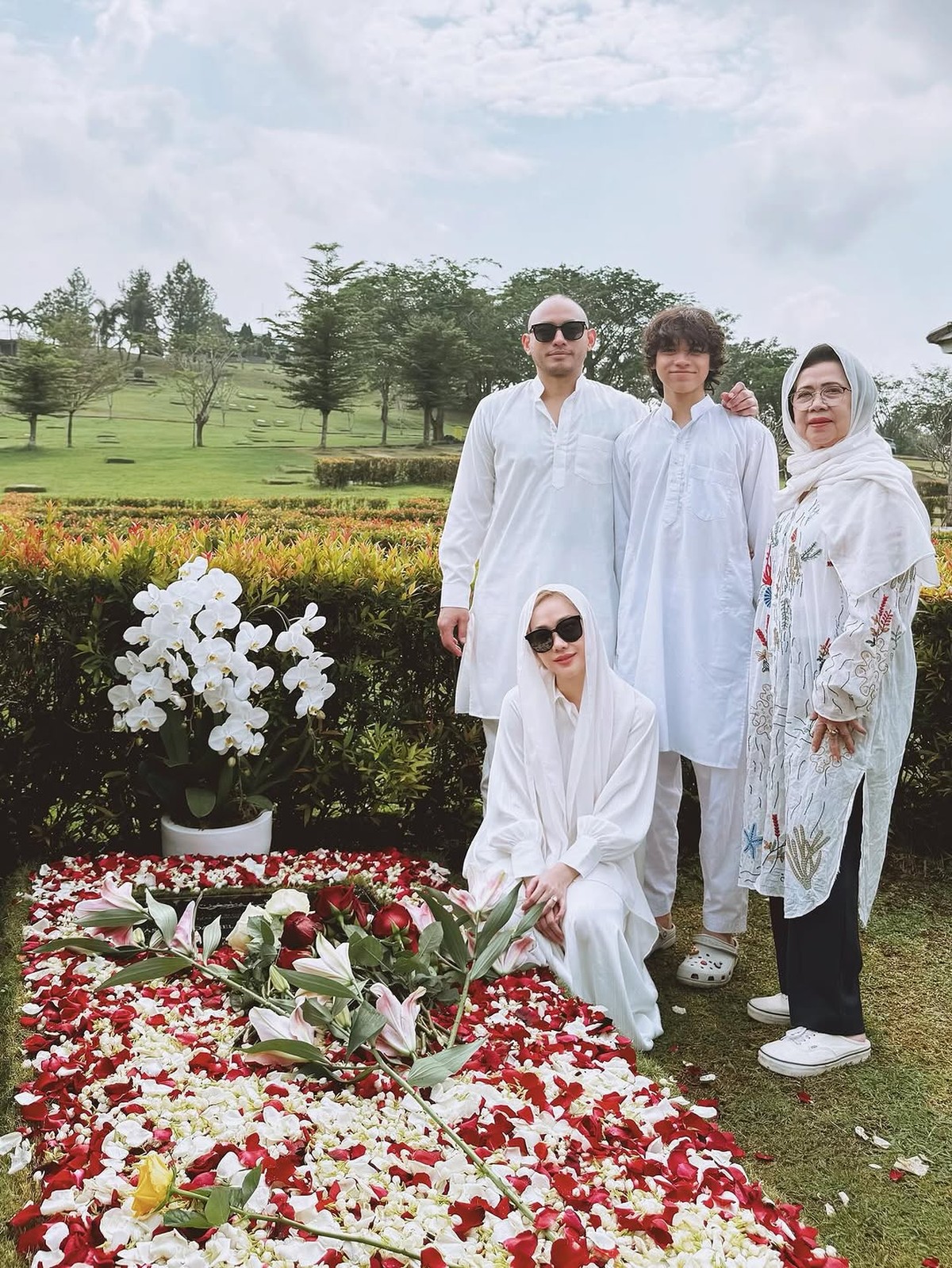 Lebaran Iduladha&comma; BCL & Tiko Aryawardhana ziarah ke makam Ashraf Sinclair