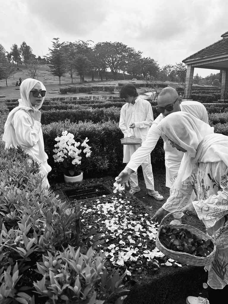 Lebaran Iduladha, BCL & Tiko Aryawardhana ziarah ke makam Ashraf Sinclair Lebaran Iduladha, BCL & Tiko Aryawardhana ziarah ke makam Ashraf Sinclair