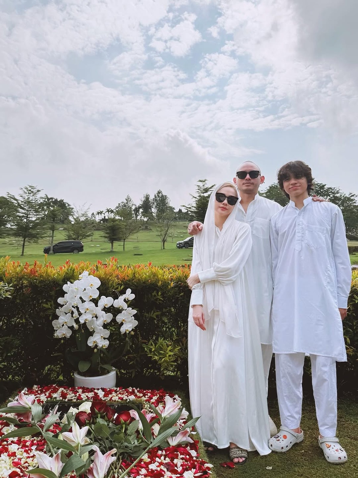 Lebaran Iduladha&comma; BCL & Tiko Aryawardhana ziarah ke makam Ashraf Sinclair