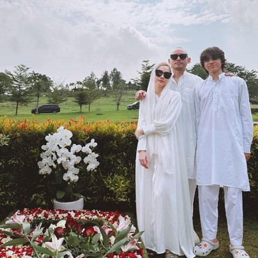 Lebaran Iduladha, BCL & Tiko Aryawardhana Ziarah ke Makam Ashraf Sinclair