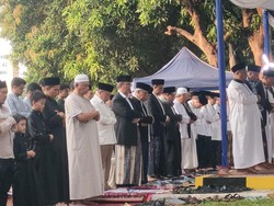 Anies-Jimly Asshiddiqie Tunaikan Salat Idul Adha di Masjid Al Azhar Jaksel