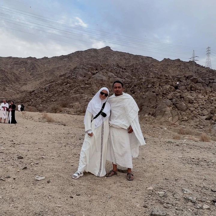 <p>Meisya Siregar juga mengungkap kerinduannya mengunjungi Tanah Suci dengan membagikan momen berada di Arafah saat menjalani ibadah haji pada 2022. “Raga kami memang tidak di Arafah Ya Allah…Namun, hati ini kami tinggalkan disana…merindukan MU,” tuturnya, dikutip dari laman<em> Instagram@meisya_siregar. </em>(Foto: Instagram@meisya_siregar)</p>