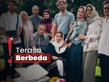 img-title Najwa Shihab Unggah Momen Kunjungi Makam Suami di Idul Adha 2025
