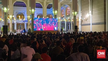 Berita Olahraga Terkini CNN Sport : Momen Unik Takbiran sambil Nobar Timnas Indonesia