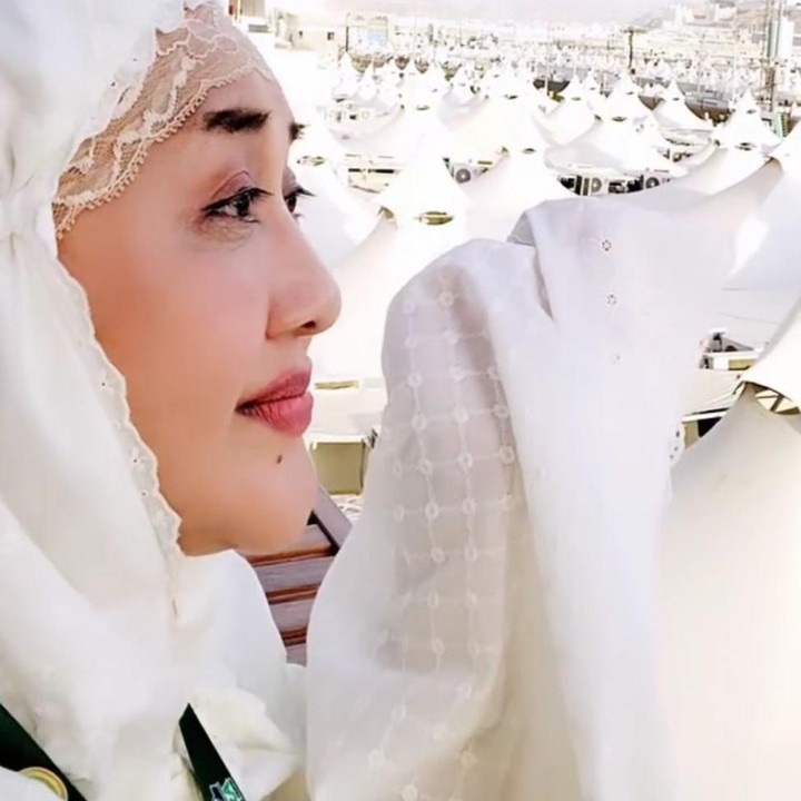 <p>Paramitha Rusady yang sedang melaksanakan ibadah haji juga membagikan momen selama di perjalanan. Bahkan, ia pun mengunggah sebuah video ketika mengamalkan bacaan talbiyah bersama para jemaah lainnya. “Alhamdulillah Masya Allah Tabarakallah Terimakasih ya Allah sujud syukur tiada terhingga atas undanganmu atas kasih sayangmu dan izinmu. Menjadikannya hadiah terindalh bagi perjalanan hidupku,” ungkapnya. (Foto: Instagram@paramitha118real)</p>