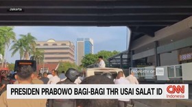VIDEO: Presiden Prabowo Bagi-Bagi THR Usai Salat ID