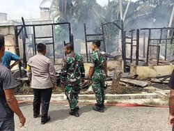 Polisi Turun Bantu Padamkan Kebakaran Rumah di Kuansing Riau