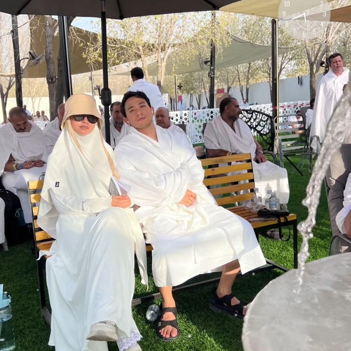 <p>Artis Poppy Bunga menjalani ibadah haji tahun ini bersama sang suami, Mohammad Fattah Riphat. Keduanya pun kompak membagikan momen perjalanan ibadah itu di Instagram Stories. “Aku tak tahu doa siapa yang dikabulkan, doaku atau doamu. Tapi yang pasti, hari ini aku ada di Arafah, bersamamu @poppybungariphat,” tulis sang suami, dikutip dari laman <em>Instagram@poppybungariphat,</em> Jumat (6/6/2025). (Foto: Instagram@poppybungariphat)</p>