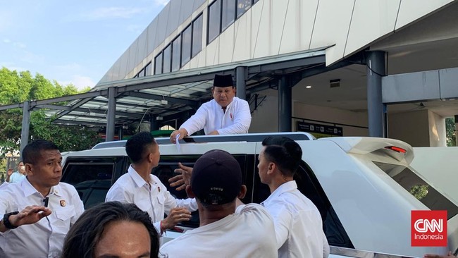 Presiden Prabowo Subianto membagi-bagikan amplop usai menunaikan salat Iduladha di Masjid Istiqlal, Jakarta, Jumat (6/6).