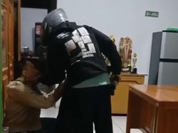 Pria Berhelm Todong ASN Pakai Pistol di Kantor Dinsos Gorontalo
