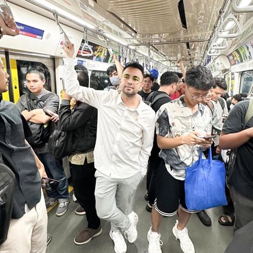 Tak Pakai Mobil Mewah, Raffi Ahmad Jalan Kaki Naik MRT Nonton Timnas Bareng Rafathar