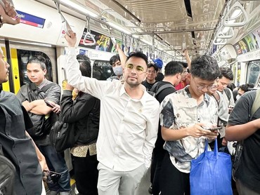 Tak Pakai Mobil Mewah, Raffi Ahmad Jalan Kaki Naik MRT Nonton Timnas Bareng Rafathar