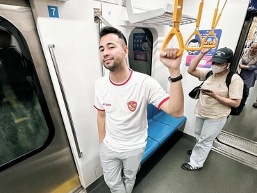 img-title Meghan Markle Pamer Menari saat Hamil Vs Raffi Ahmad Jalan Kaki Naik MRT