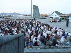 Ribuan Umat Islam Salat Idul Adha di Tepi Laut Labuan Bajo
