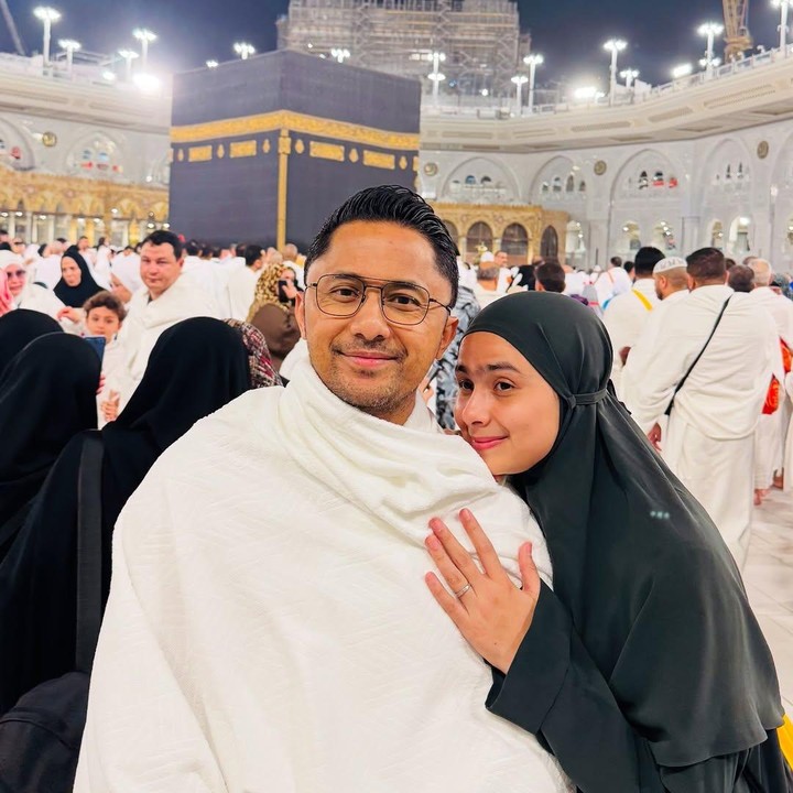 <p>Sonya Fatmala juga membagikan momen<em> throwback</em> saat menjalani ibadah umrah. Ia berdoa agar dirinya dan sang suami, Hengky Kurniawan, dapat menyusul melaksanakan ibadah haji. “Lokasi yang selalu dirindukan.. liat temen2 hajian tahun ini iri bgttt.. yaAllah semoga kami bisa segera menyusul berhaji, mampukan dan izinkan kami yaAllah,” tulis Sonya, dikutip dari laman<em> Instagram@sonyafatmala. </em>(Foto: Instagram@sonyafatmala)</p>