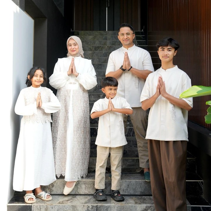 <p>Hengky Kurniawan dan Sonya Fatmala juga terlihat membagikan foto keluarga mereka saat merayakan Idul Adha tahun ini. Keluarga pasangan ini terlihat mengenakan busana muslim dengan nuansa putih, krem, dan cokelat. (Foto: Instagram@sonyafatmala)</p>