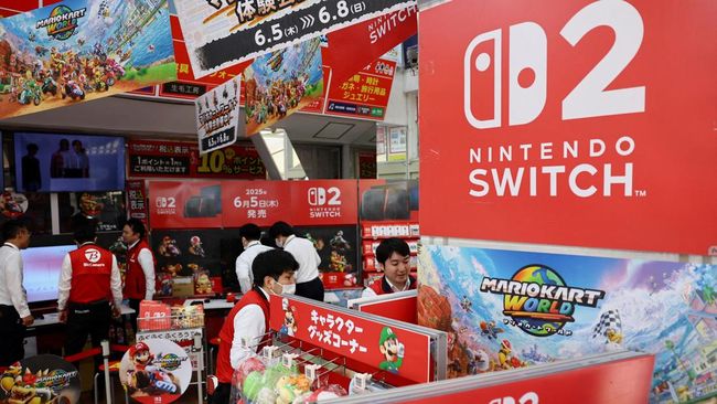 Suasana penjualan Nintendo Switch 2 pada sebuah toko elektronik di Tokyo, Jepang, Kamis (5/6/2025). (REUTERS/Issei Kato)