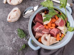 Benarkah Merebus Daging dengan Sendok Bisa Bikin Cepat Empuk? Cek Faktanya!
