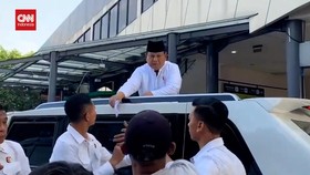VIDEO: Prabowo Bagi THR dari Atas Mobil, Disambut 'I love You Bapak'
