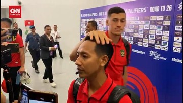 Berita Olahraga Terkini CNN Sport : VIDEO: Jay Idzes Isengi Beckham dan Joey Pelupessy
