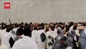 VIDEO: Ratusan Ribu Jemaah Lempar Jumrah di Puncak Haji