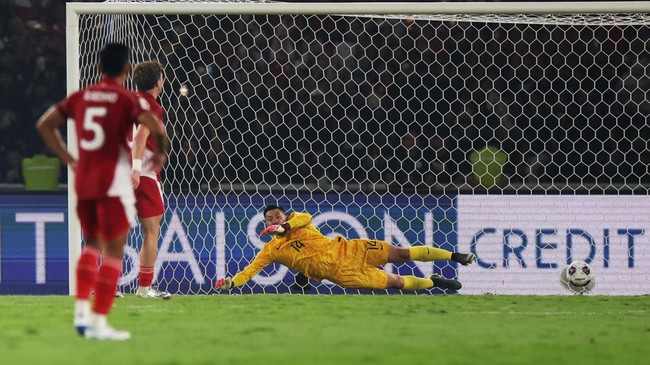 Kiper China Bicara Penalti Indonesia, Singgung Keputusan Wasit Kiper timnas China Wang Dalei mengomentari penalti yang didapat Timnas Indonesia pada laga Kualifikasi Piala Dunia 2026 di Stadion Utama GBK.