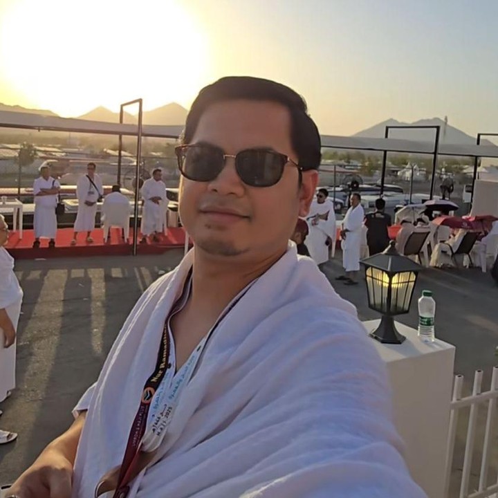 <p>Tommy Kurniawan juga tengah menjalani ibadah haji. Ia pun mengabadikan momen ketika menyaksikan matahari terbenam di Arafah. “Jelang matahari terbenam.. ini adalah waktu terbaik.. Allah begitu sayang kepada saya, sehingga bisa merasakan nikmatnya beribadah.. Ya Rabb,” tulis Tommy, dikutip dari laman<em> Instagram@tommykurniawan. </em>(Foto: Instagram@tommykurniawann)</p>
