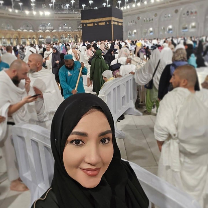 <p>Tsania Marwa membagikan kenangan berfoto dengan latar belakang Ka’bah saat melaksanakan umrah. “Hari yang luar biasa penuh dengan rahmat Allah SWT dan menjadi waktu mustajab untuk memanjatkan doa doa, InshaAllah.. Semoga semua yang menjalankan Ibadah Haji diberikan kelancaran dan keselamatan,” ungkapnya, dikutip dari laman<em> Instagram@tsaniamarwa54. </em>(Foto: Instagram@tsaniamarwa54)</p>