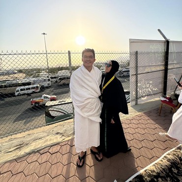 Bahagia Tya Ariestya Berbagi Gandengan Tangan Suami dengan Nenek di Tanah Suci