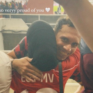 7 Potret Bucin Adiba Sambut Egy Maulana dengan Pelukan Hangat Usai Pertandingan Timnas