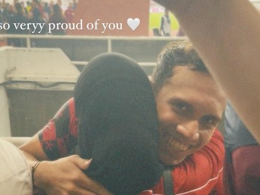 7 Potret Bucin Adiba Sambut Egy Maulana dengan Pelukan Hangat Usai Pertandingan Timnas