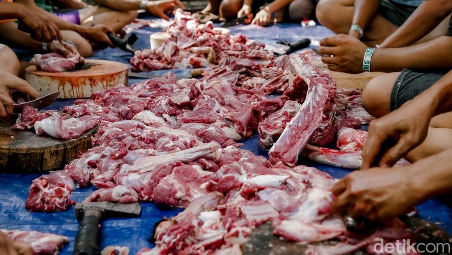 Asupan daging dipastikan meningkat selama Idul Adha&period; Tapi hati-hati&comma; risiko kolesterol-asam urat tetap harus diwaspadai di balik lezatnya olahan daging kurban&period;
