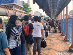 Warga Harap Tata Kelola Jalur Antrean Transjabodetabek di Blok M Diperbaiki