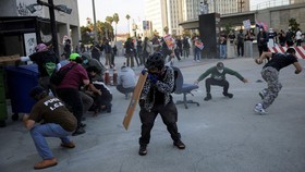 FOTO: Demo Tolak Deportasi di LA Rusuh, Kantor Pemerintah Dikepung