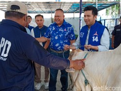 Momen Emil Dardak Bagikan Ribuan Paket Daging ke Warga