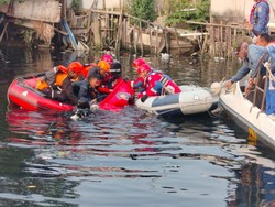 Pria di Jakut Tewas Usai Terjatuh dari Perahu Getek Saat Nyeberang Kali