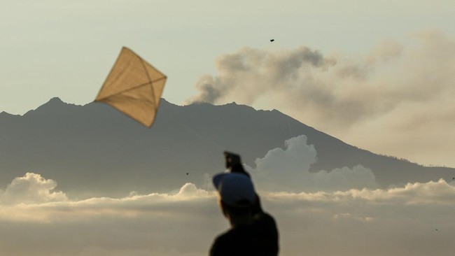 Gunung Raung erupsi dengan kolom letusan mencapai 2.000 meter. Status waspada, masyarakat diimbau tidak mendekati pusat erupsi. Waspadai hujan abu.