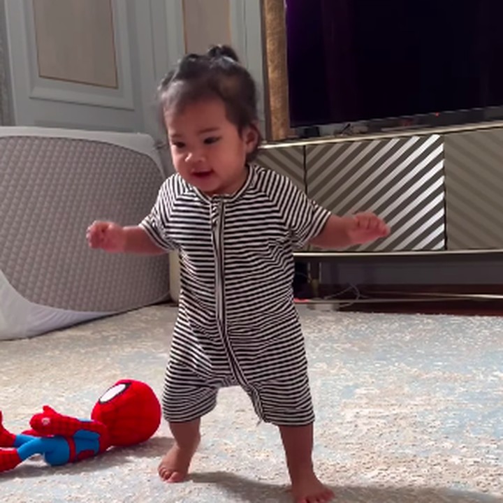 <p>Baru-baru ini, Zaskia Sungkar mengunggah video Humaira pertama kali melangkah berjalan sendiri. Tak lupa, artis yang juga desainer ini menuliskan doa untuk langkah pertama putri tercintanya. "Langkah pertama Humaira, langkah kecil, mimpi besar. <em>Barakallahufiik</em> Humaira semoga Allah selalu jaga dan berkahi setiap langkah humaira sampai besar nanti (emotikon hati)," tulis Zaskia. (Foto: dok. instagram @zaskiasungkar15)</p>