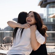 Kenapa Orang Bisa Merasa Nyaman saat Dipeluk? Ini Penjelasannya