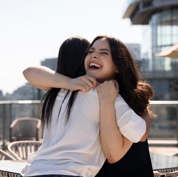 Bukan Cuma Romantis, Menurut Ahli Ini Alasan Kita Butuh 4 Pelukan Setiap Hari