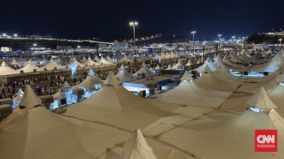 Ngasini mengaku tidak kuat dengan dinginnya pendingin ruangan (AC) di dalam tenda, sehingga ia merasa lebih nyaman dengan udara di luar tenda.