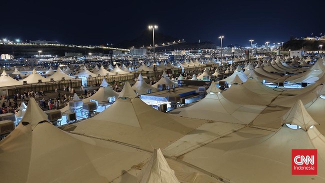 Komisi VIII DPR peringatkan potensi lonjakan biaya haji akibat kondisi geopolitik. Anggaran BPKH menipis, pemerintah perlu opsi APBN untuk menutupi kekurangan.