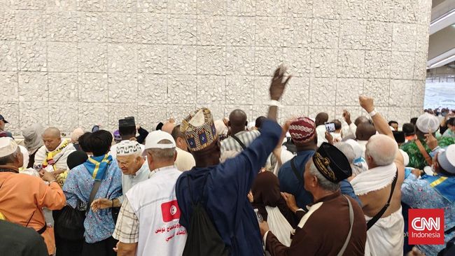 Lempar jumrah bukan sekadar ritual, tapi simbol melawan godaan setan. Ini sejarah dan tata cara lengkapnya sesuai syariat.