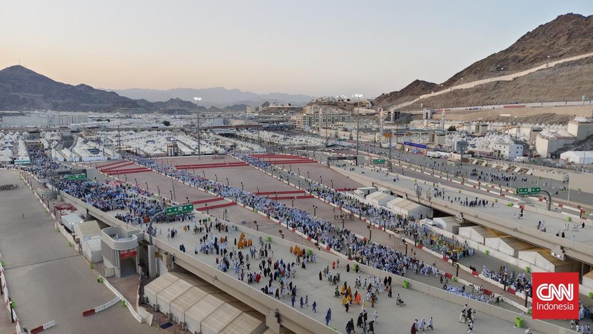 Semangat Jemaah Haji Asal Indonesia Lempar Jamrah di Jamarat