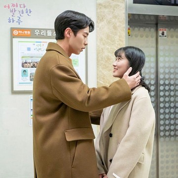 Gemas! Intip Momen Reuni Kim Hye Yoon dan Lee Jae Wook di Variety Show Fresh of the Sea 2